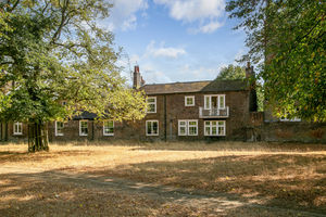 Maze Cottage, Hampton Court- click for photo gallery